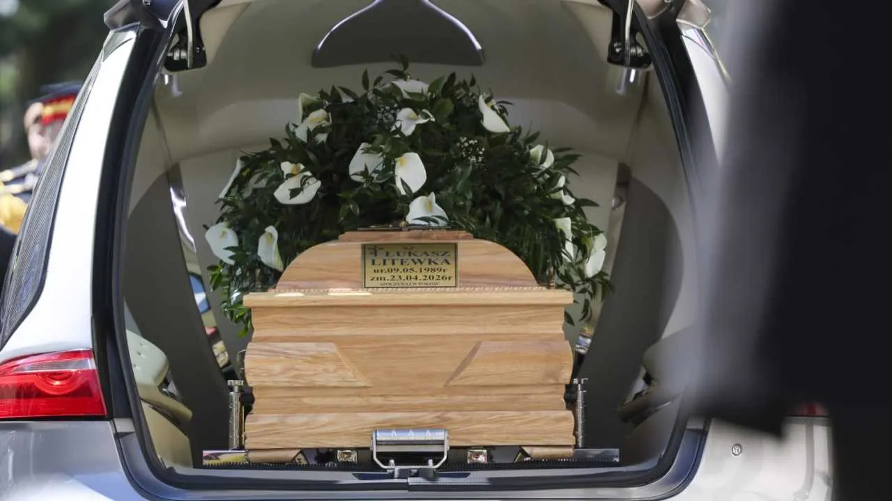 Ostatnie pożegnanie Łukasza Litewki. Tłumy na pogrzebie posła [ZDJĘCIA]