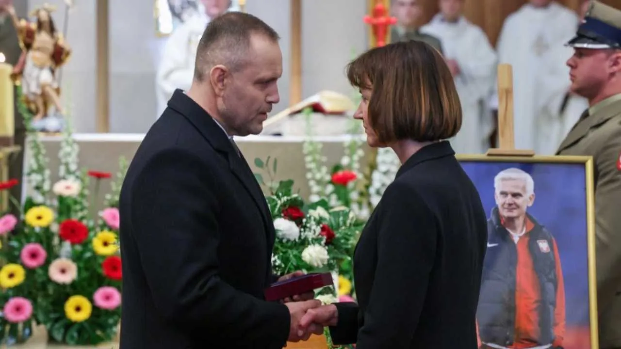 Jacek Magiera pośmiertnie odznaczony przez Prezydenta RP. Wzruszająca chwila podczas ostatniego pożegnania