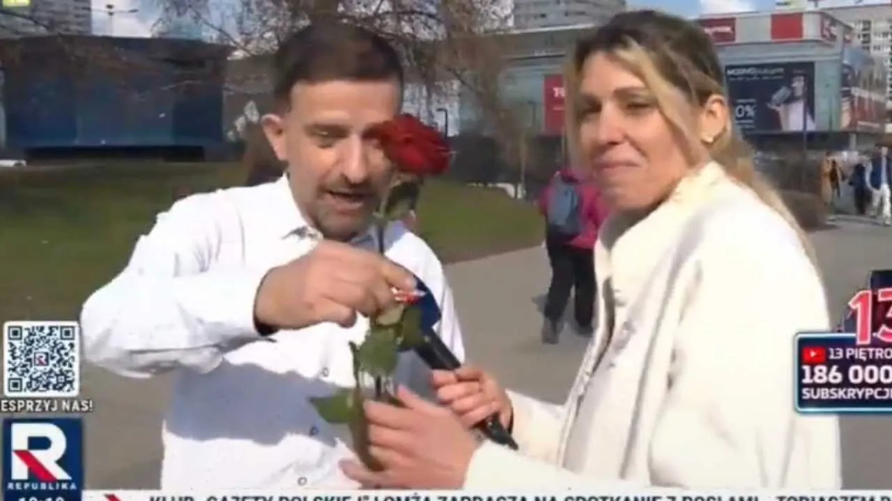 Klepacka zaskoczona na ulicy. Mężczyzna z różą okazał się znaną postacią