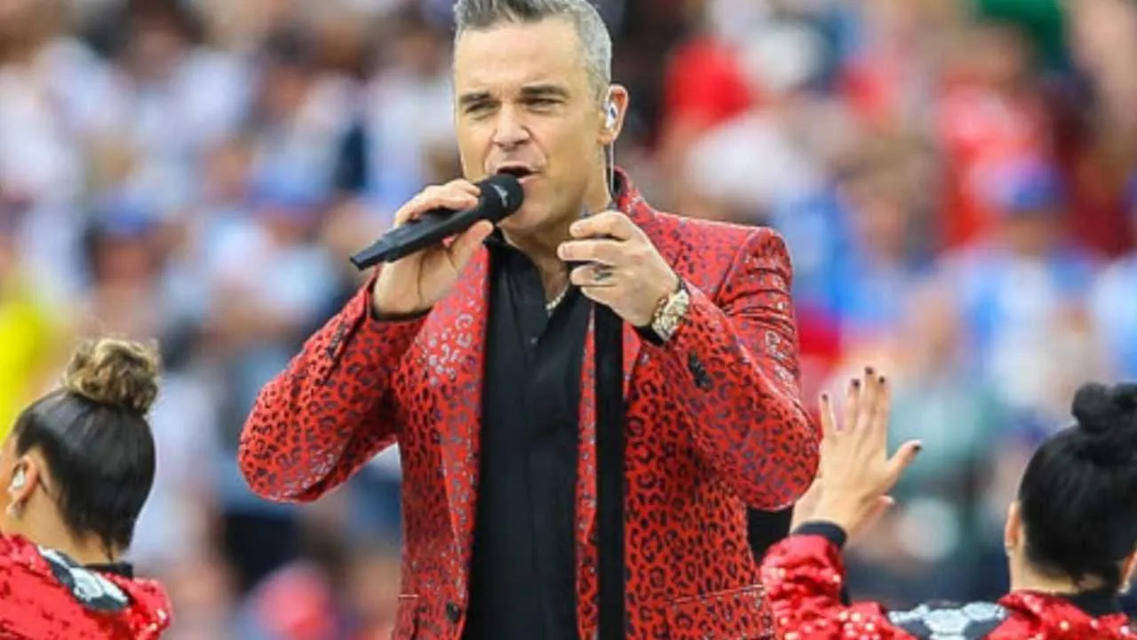 Burza po występie Robbiego Williamsa na finale mundialu. Internauci przekonani, że to narkotyki. Artysta zabrał głos