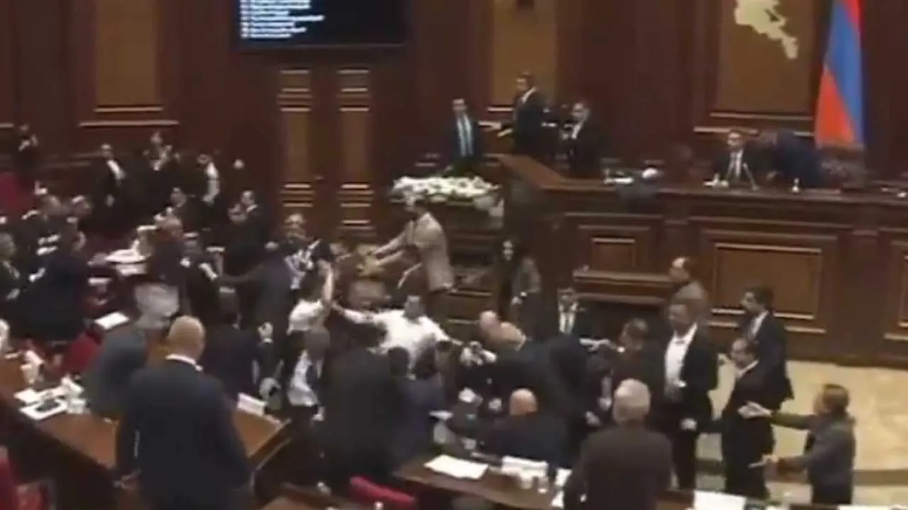 Obrady parlamentu przerodziły się w ostrą bójkę. W ruch poszły nie tylko pięści [WIDEO]