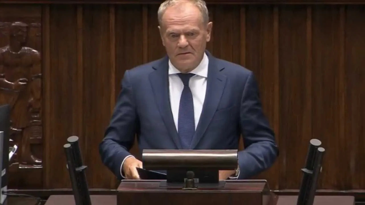 Tuskowi bardzo drżą ręce. Czy tak reaguje ciało, kiedy ktoś mija się z prawdą?