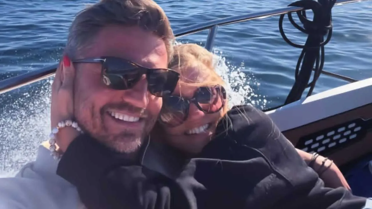 Kaczorowska i Rogacewicz wtuleni w siebie na jachcie. Tak spędzają Wielkanoc