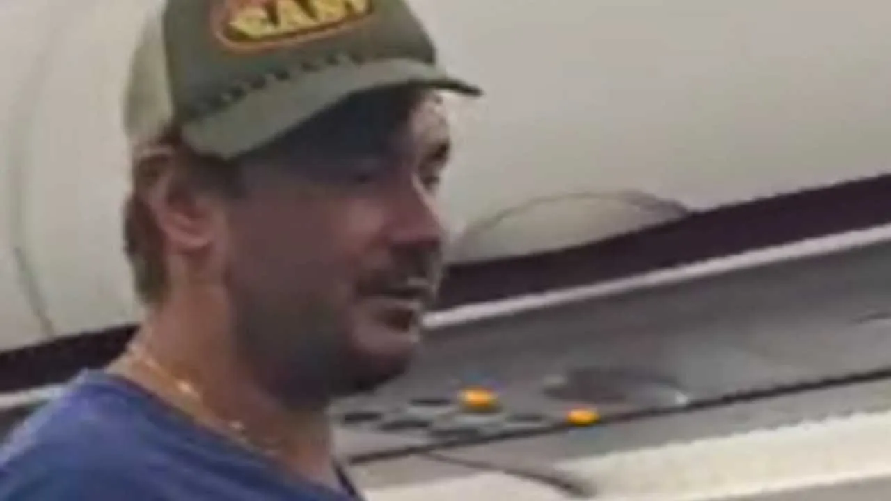 Daniel Martyniuk wyrzucony z samolotu! Pilot musiał awaryjnie lądować