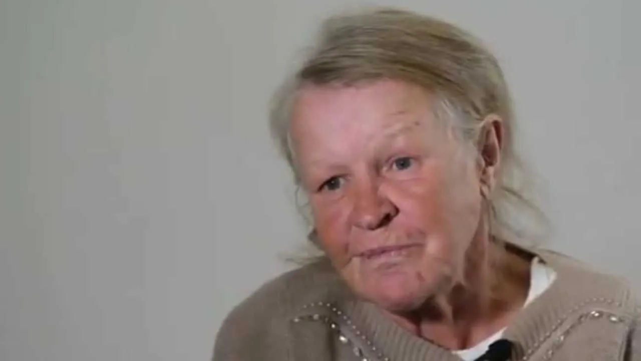 Bezduszni urzędnicy zgotowali jej OKRUTNY los. Pani Mariola spała na krawężniku przy szkole, przykryta liśćmi