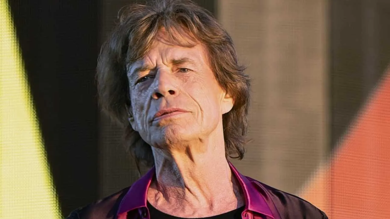 Mick Jagger pojawił się na wulkanicznej wyspie. Wiemy co tam robi