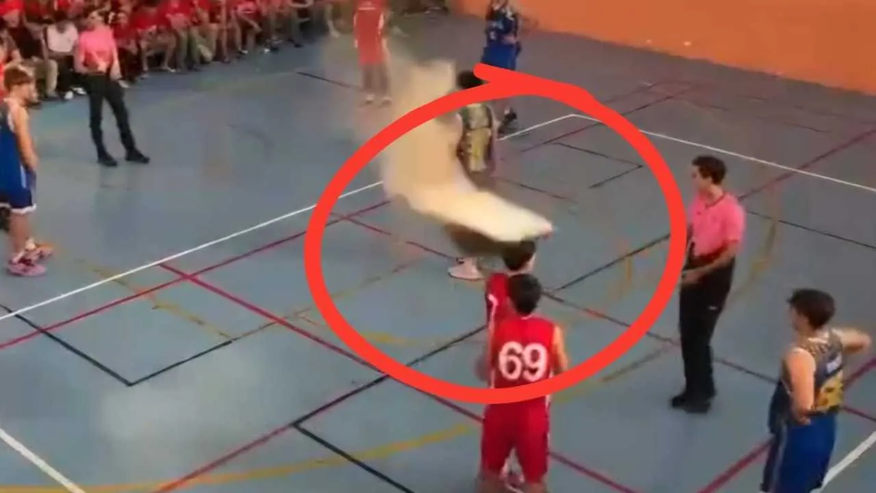 Dramat na meczu koszykówki. Zawodnikowi spadł sufit na głowę