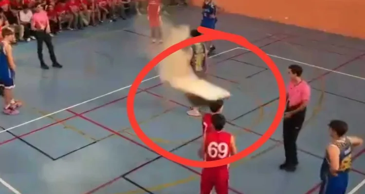 Dramat na meczu koszykówki. Zawodnikowi spadł sufit na głowę