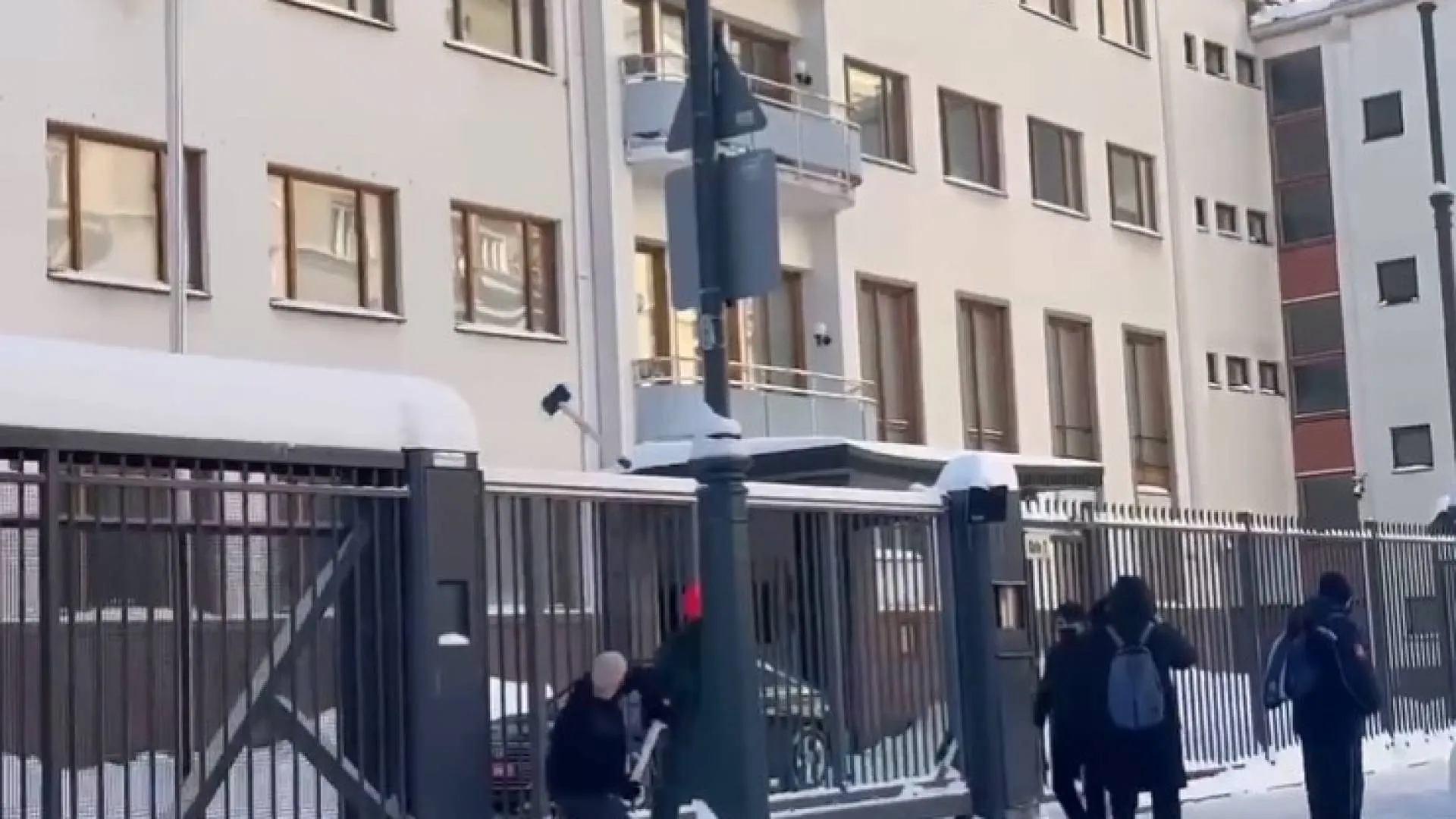 Ambasada Finlandii w Moskwie obrzucona... młotami kowalskimi [WIDEO]