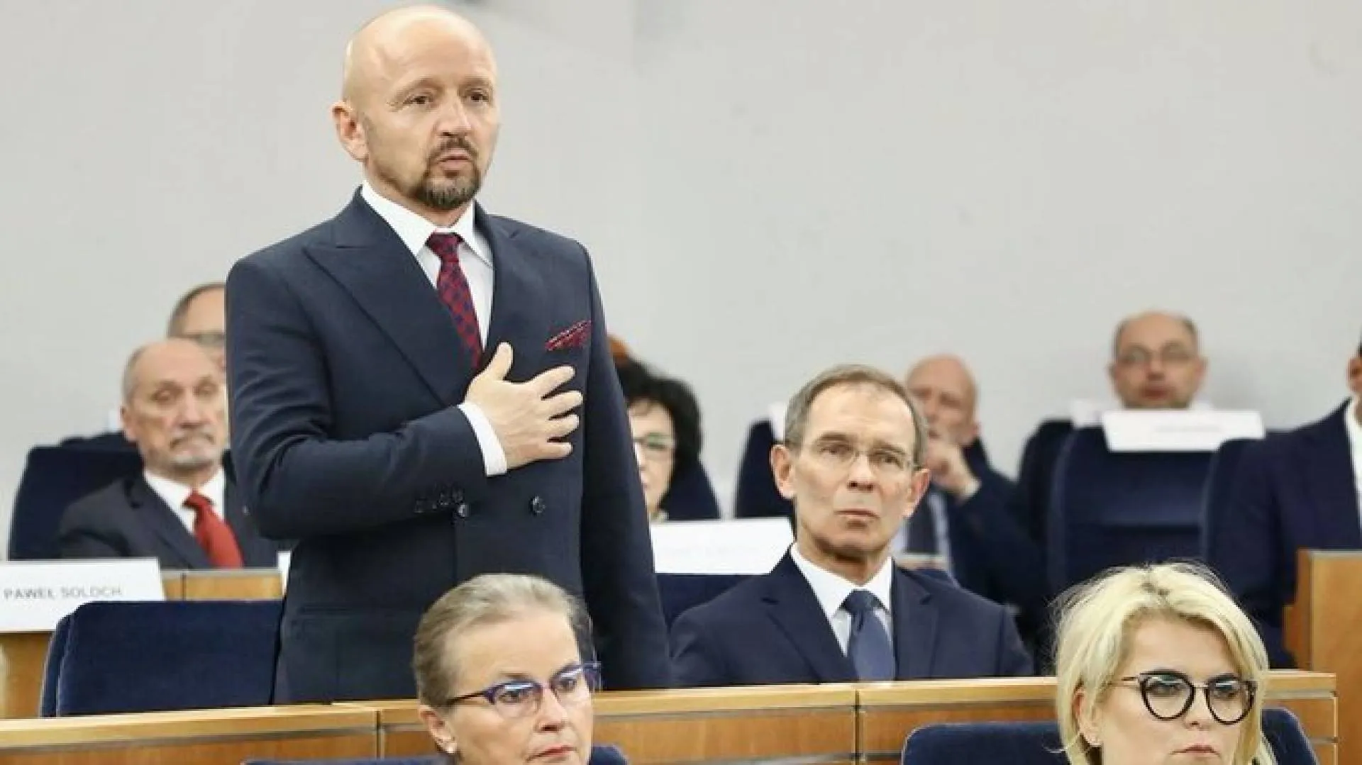 Dyskretnie sprawdza