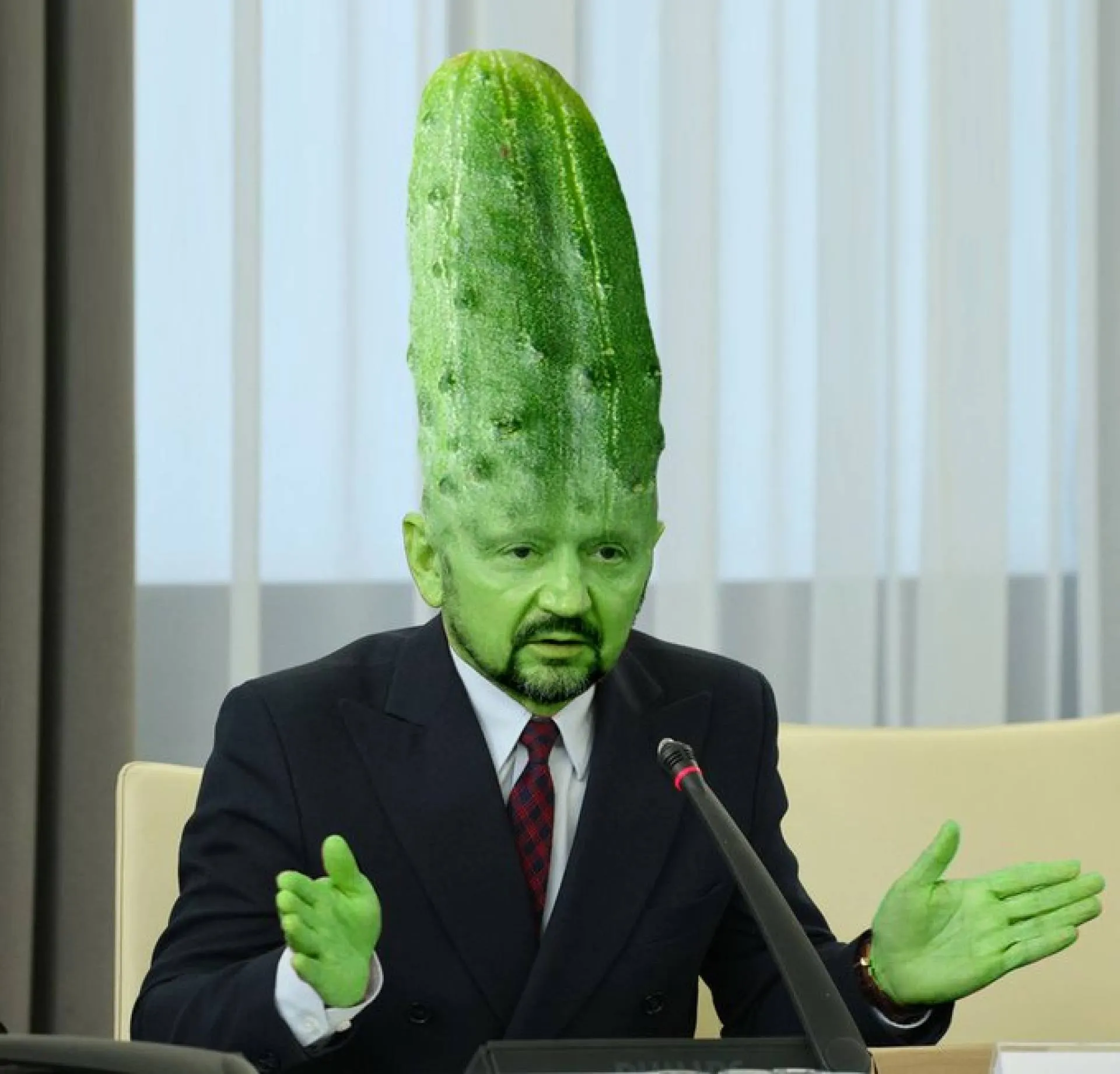 I do studia wchodzi on, cały w ogórach