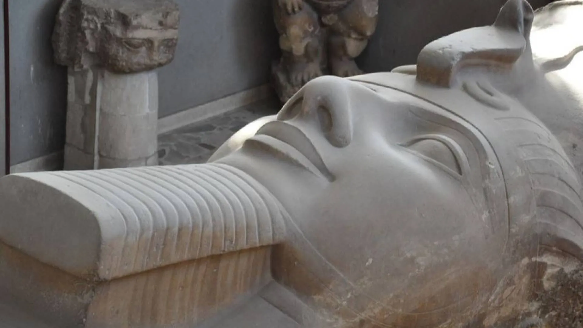 Chcieli ukraść... posąg faraona Ramzesa II. Do kradzieży 10-tonowego monumentu użyli dźwigu - ale się nie udało