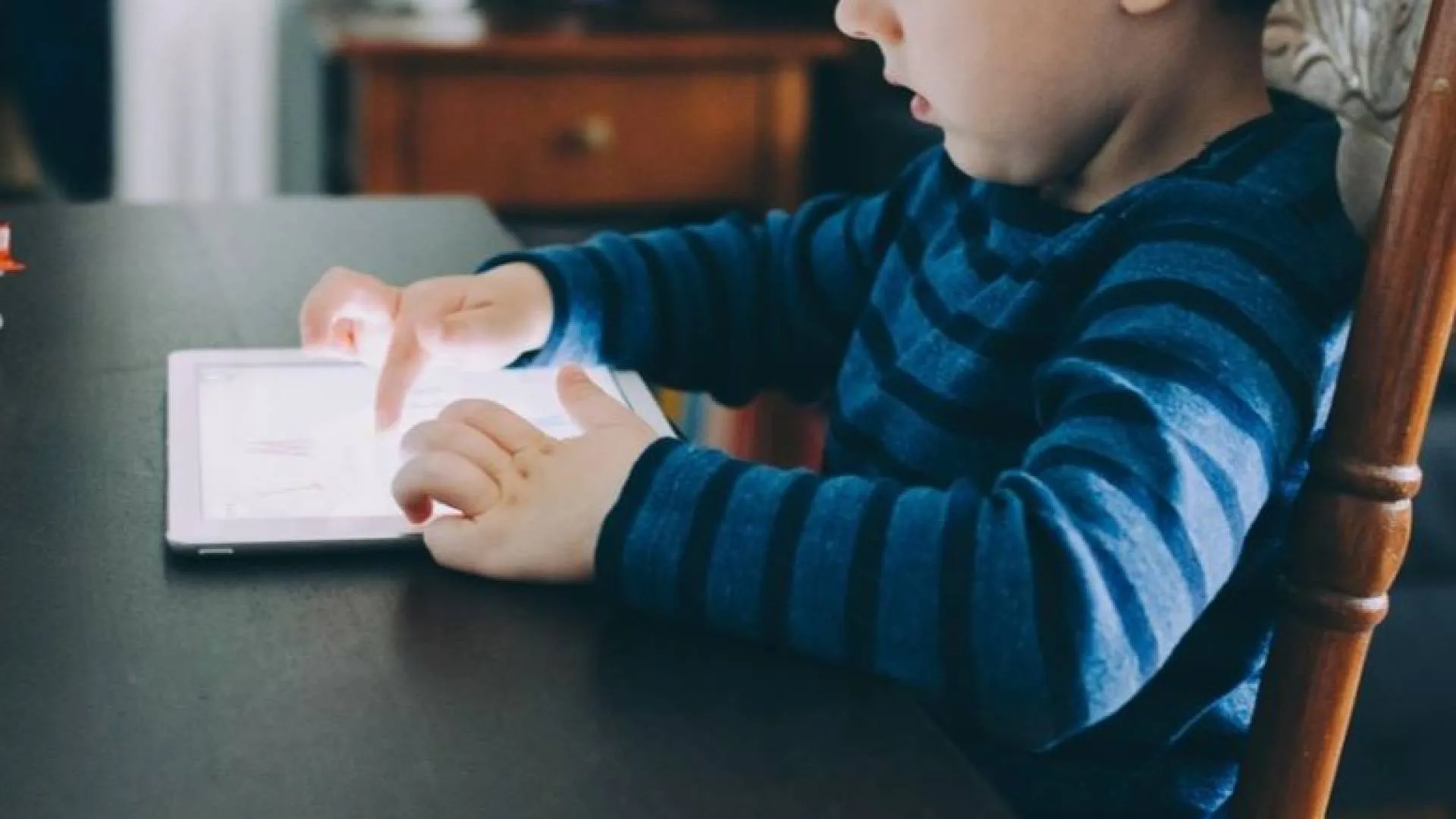 Używasz smartfona lub tabletu do "uspokojenia" dziecka? Uważaj! Naukowcy mówią o negatywnych skutkach