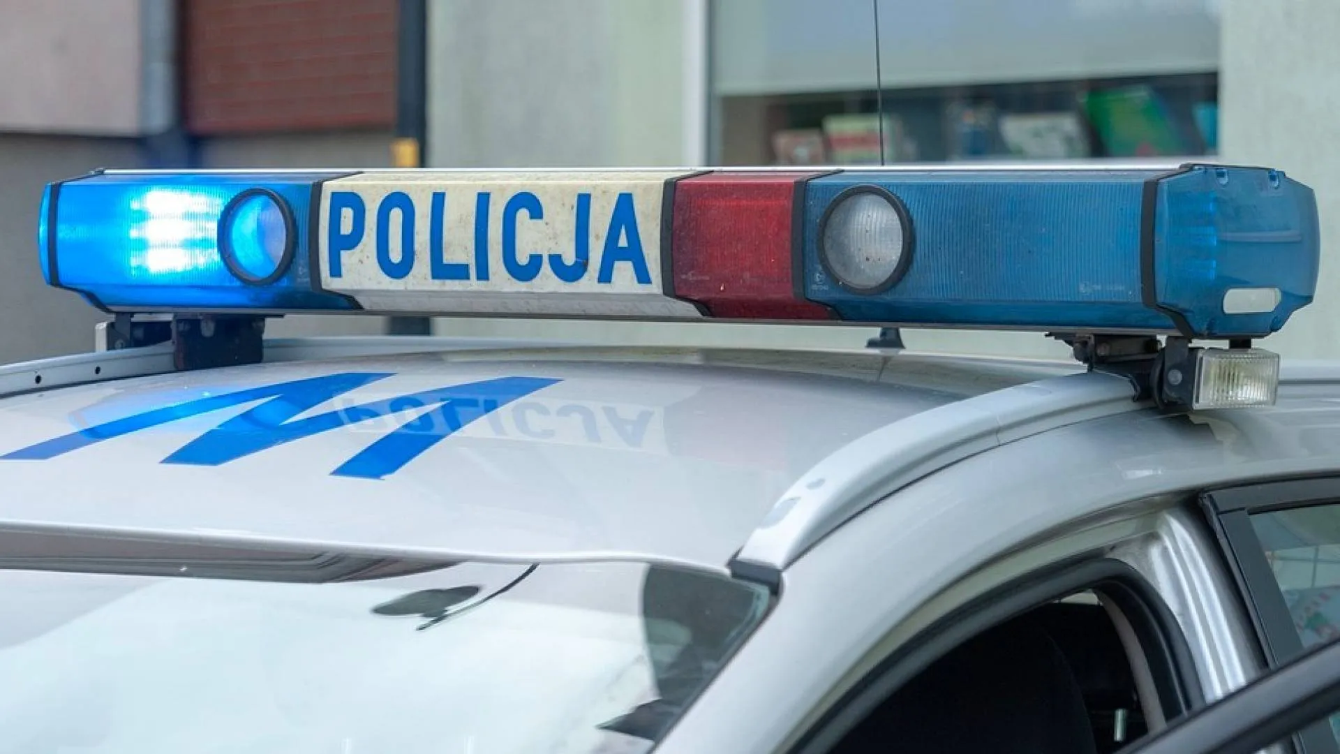 Pobili kontrolera biletów w Krakowie [WIDEO]. Policja prosi o pomoc