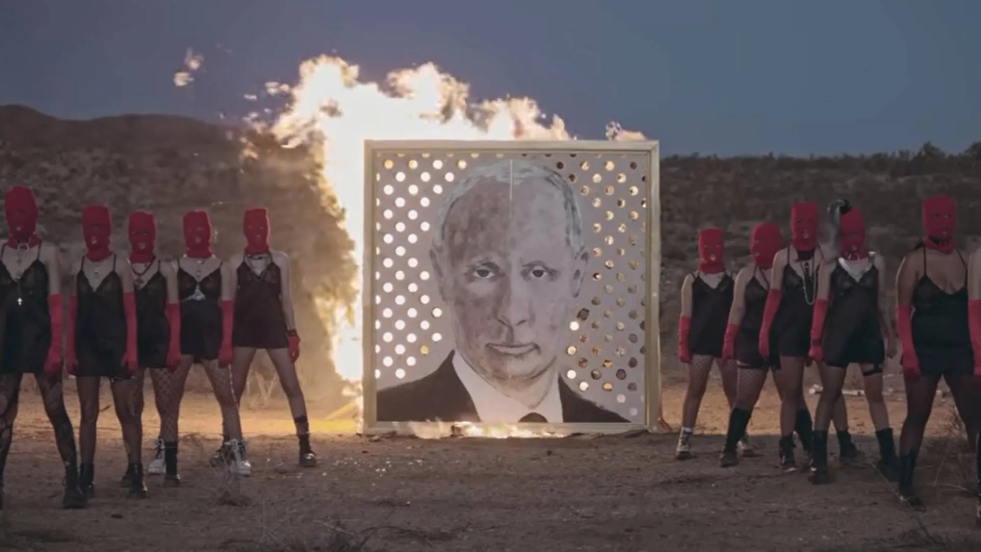 Spalony obraz i... "Prochy Putina" - nowy performance grupy Pussy Riot [WIDEO]