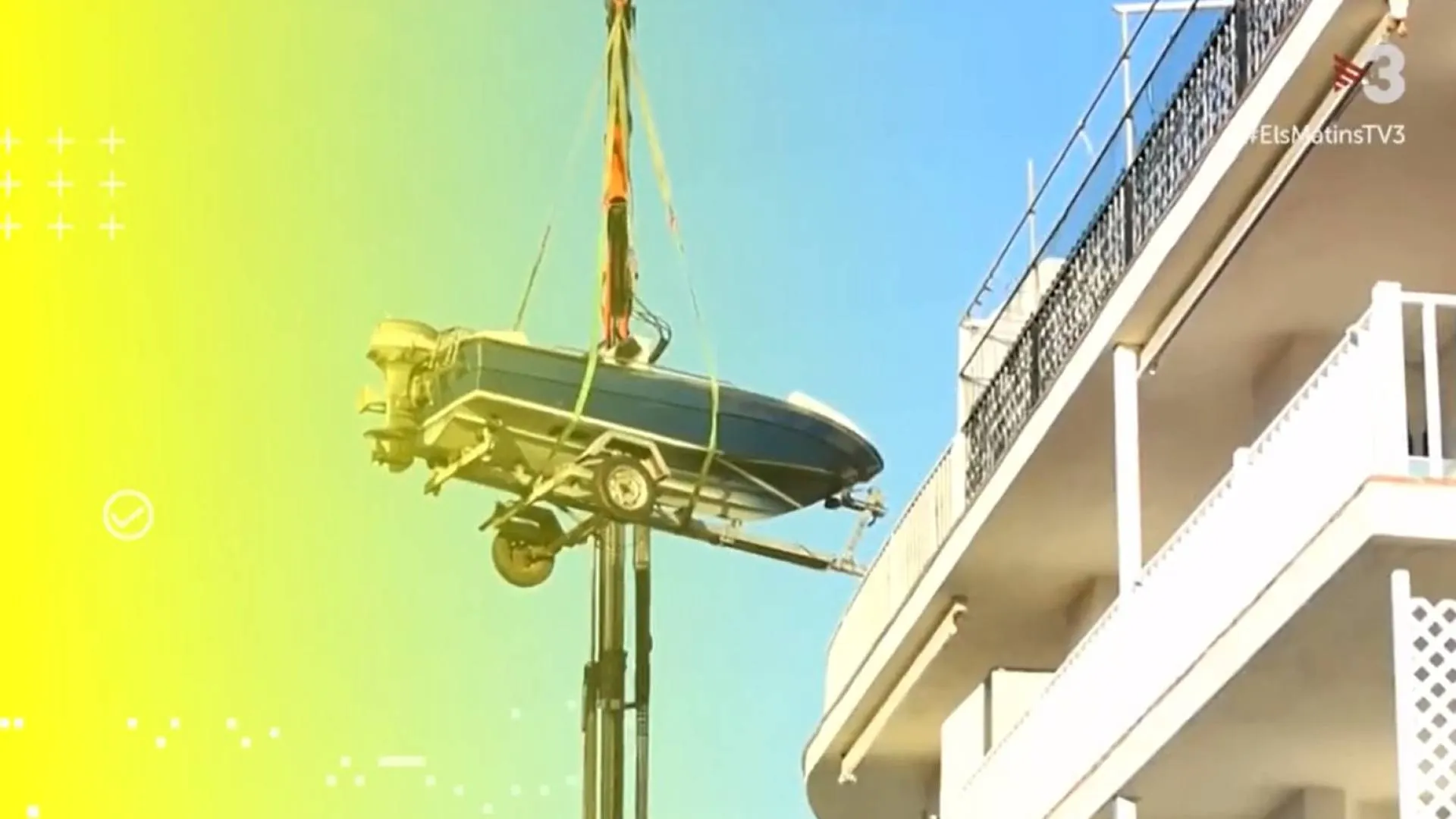 Wciągnął łódź na balkon mieszkania, by... nie płacić za cumowanie w porcie. Ten filmik to HIT!