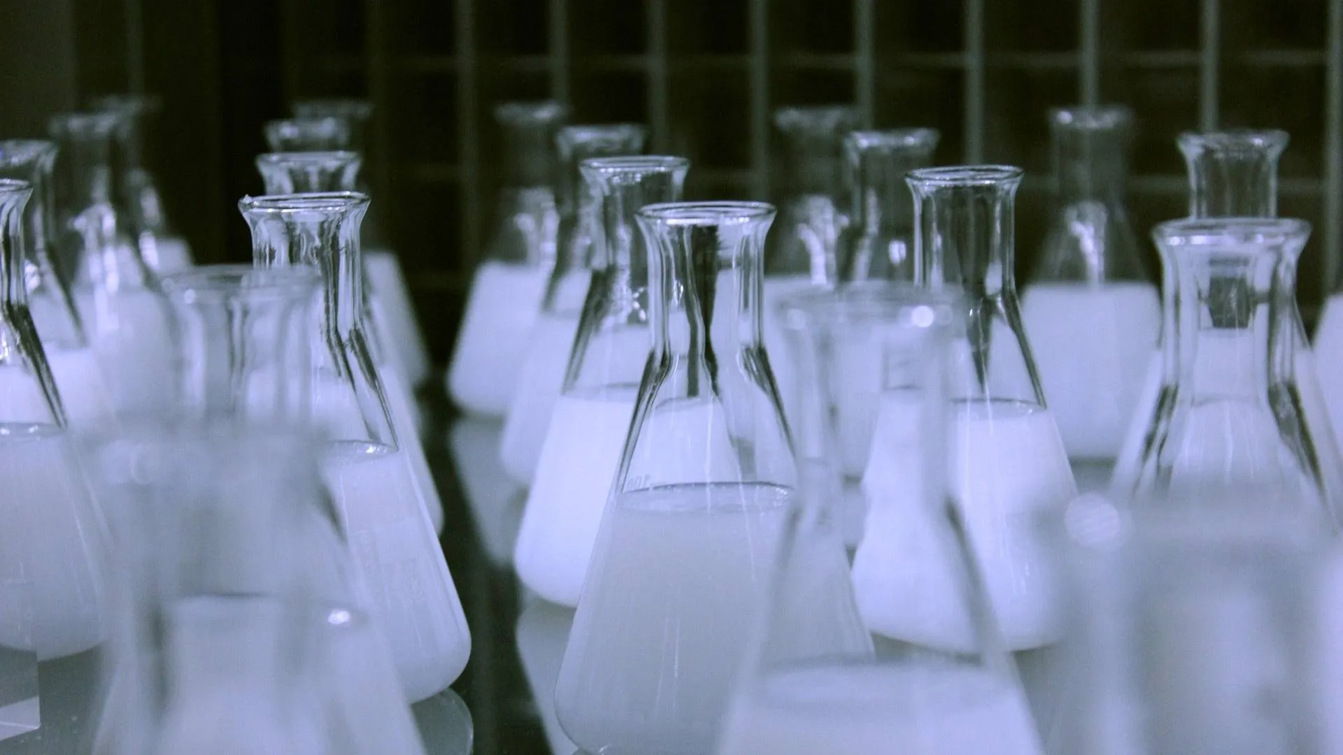 Ciało 30-latka w pomieszczeniu z chemikaliami