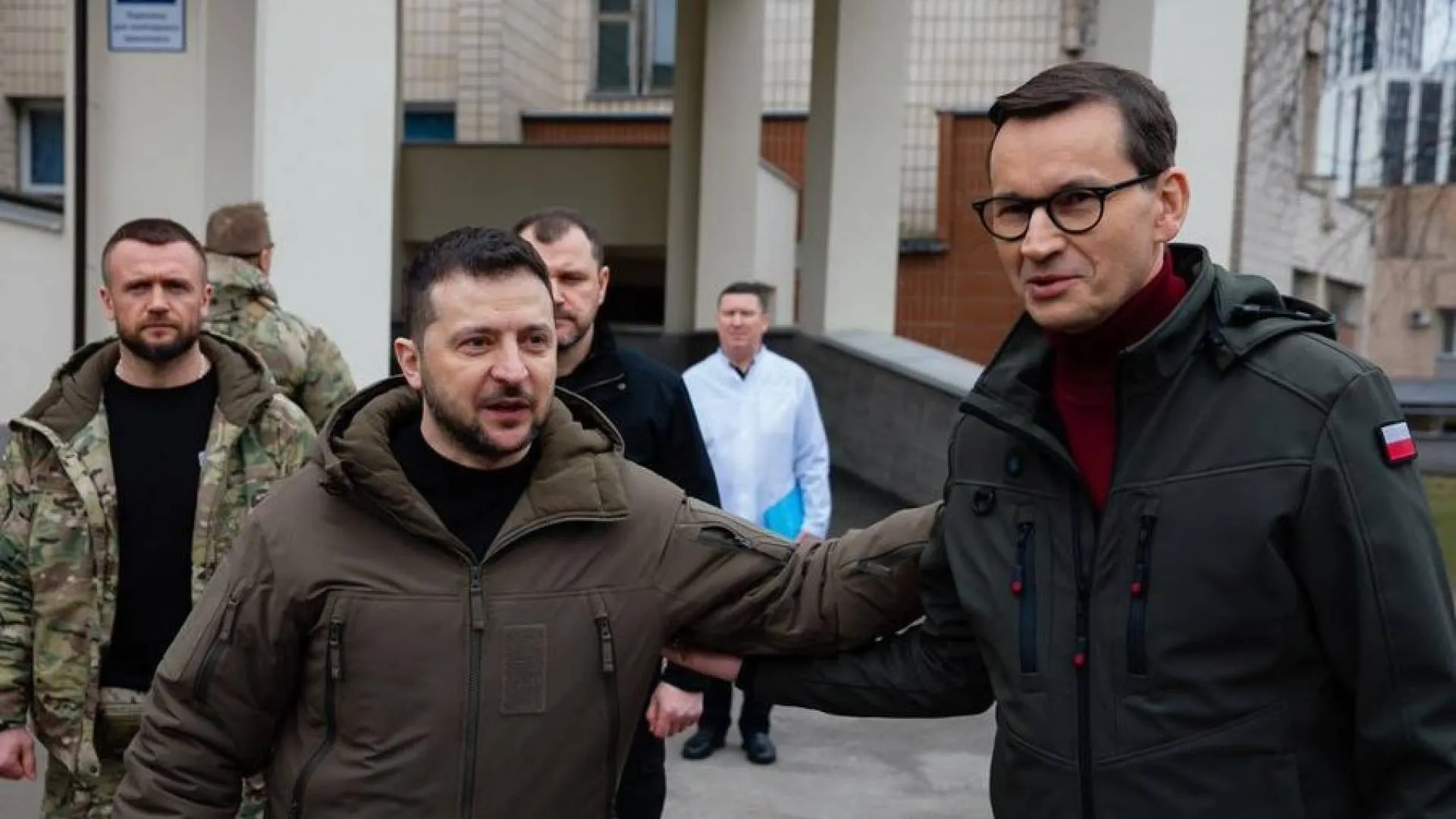 Morawiecki spotkał się z Zełenskim. Odwiedzili w szpitalu rannych ukraińskich żołnierzy [FOTO]