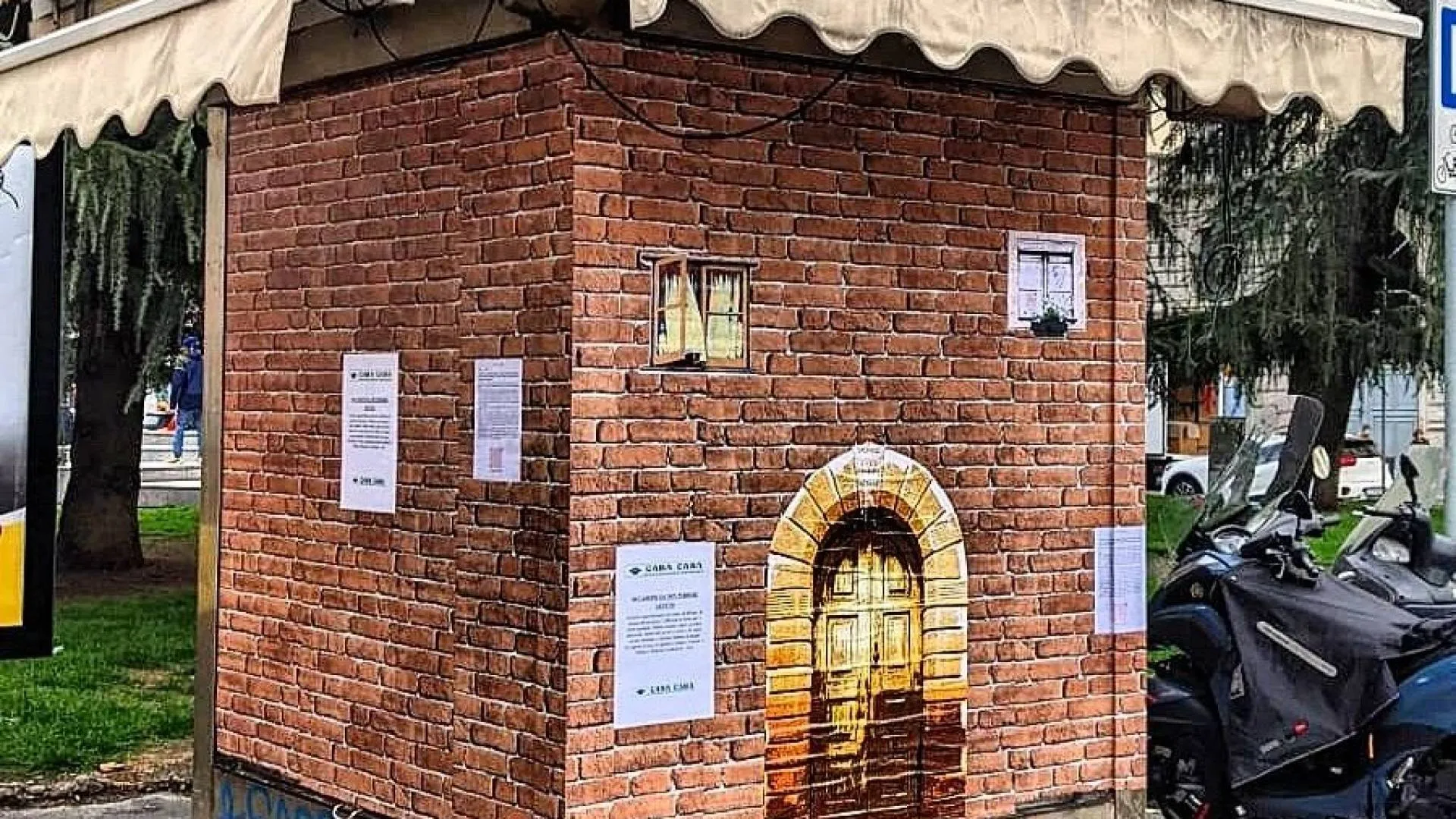 Mieszkanko w zamkniętym kiosku... Tak wygląda protest przeciwko cenom wynajmu w Mediolanie [ZDJĘCIA]