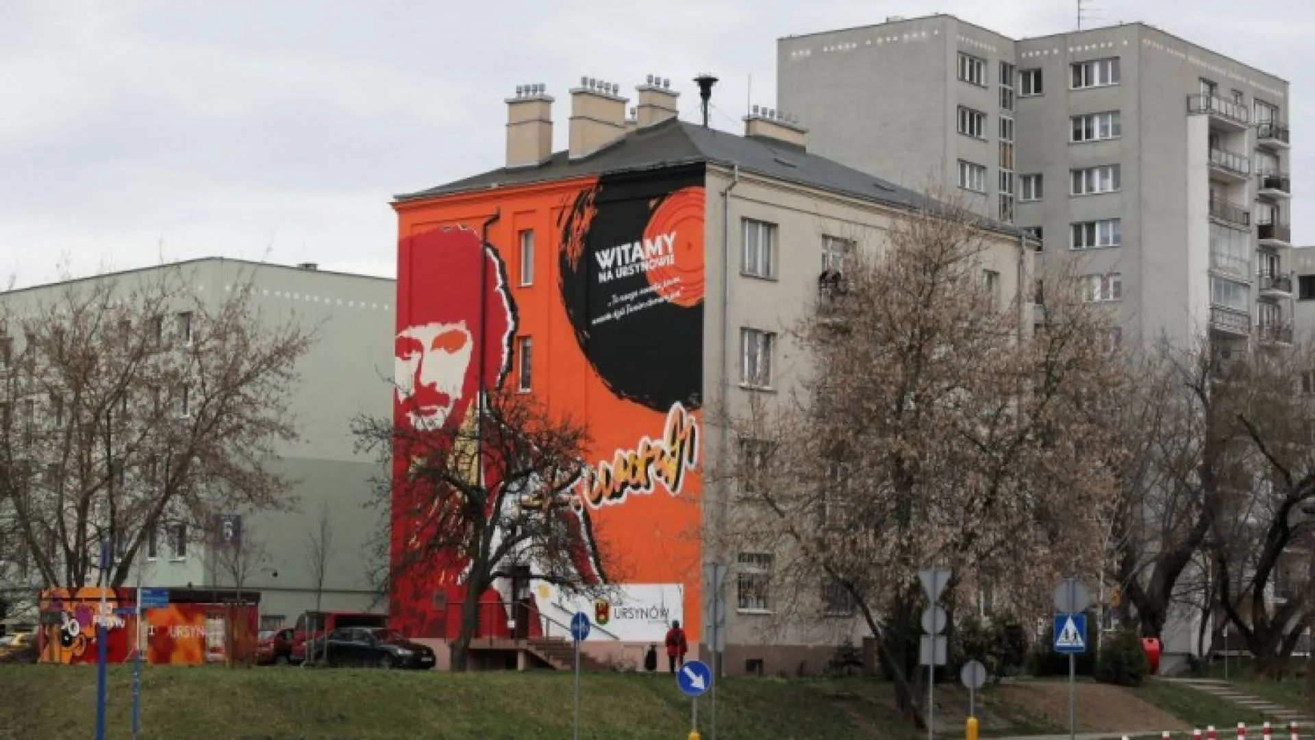 "Witamy na Ursynowie"! Na budynku powstał mural poświęcony Krzysztofowi Krawczykowi
