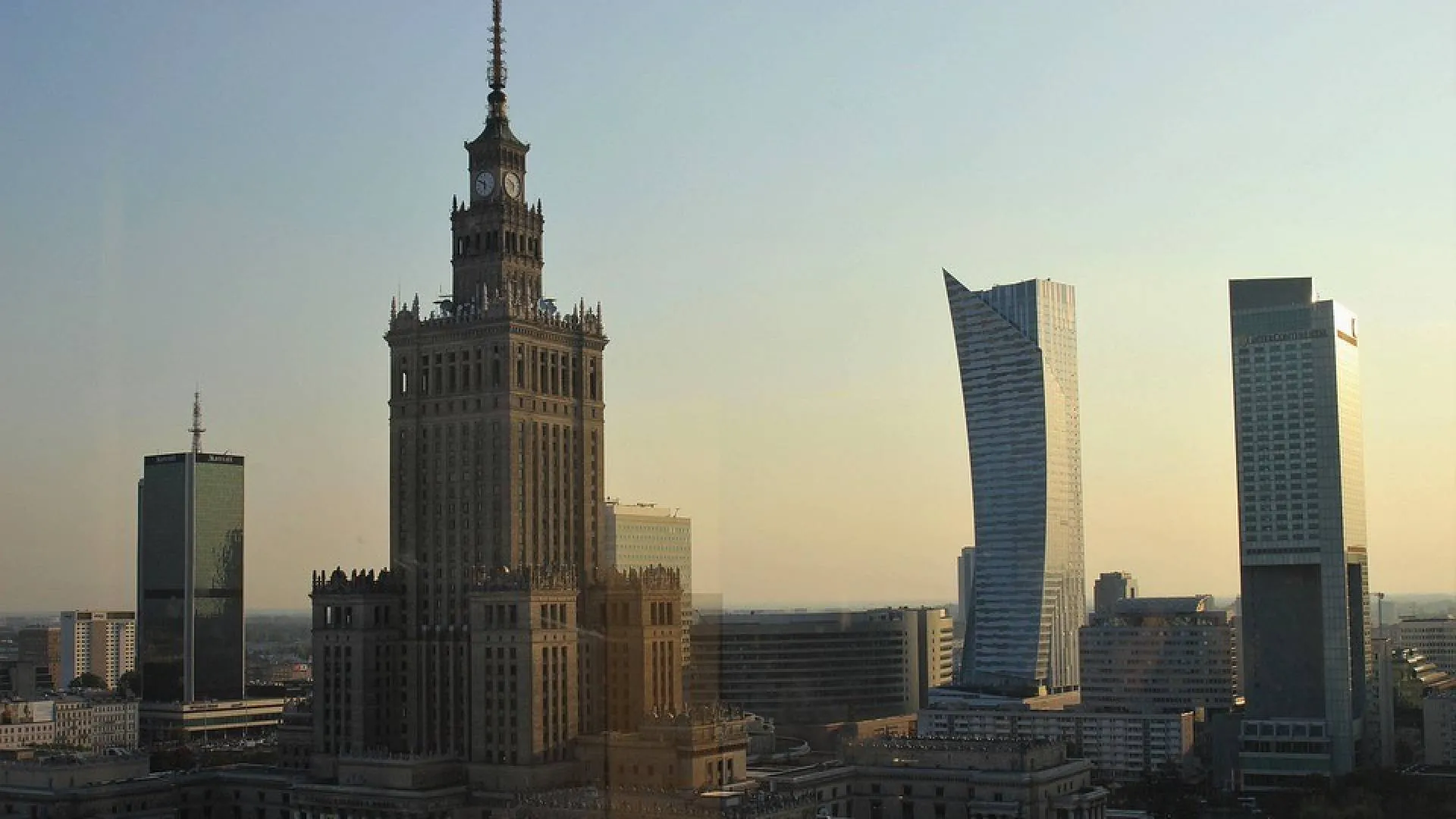 Pałac kultury pozostanie brudny. Stołeczny ratusz nie przewiduje mycia elewacji