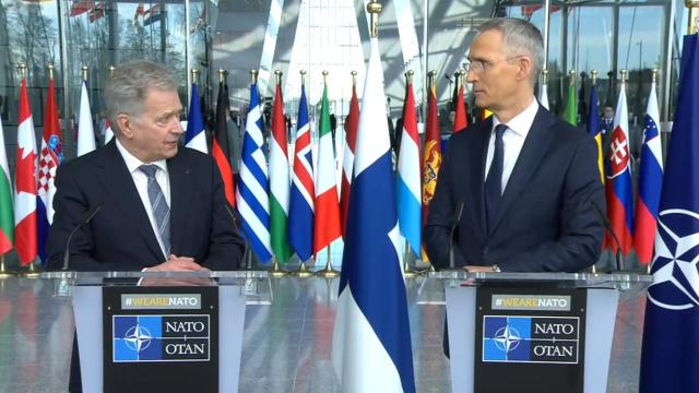 Od lewej: Sauli Niinisto, prezydent Finlandii, Jens Stoltenberg, szef NATO
