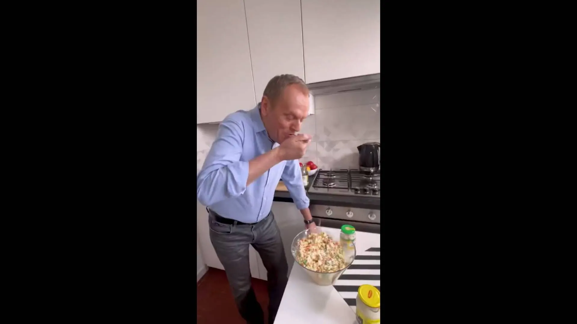 Tusk nabrał sałatki w usta
