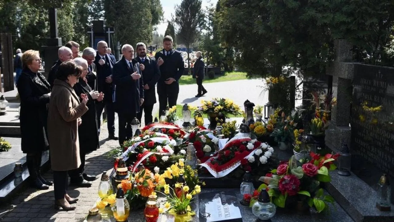 Modlitwa za zmarłych. Jarosław Kaczyński i politycy PiS odwiedzili groby ofiar katastrofy smoleńskiej