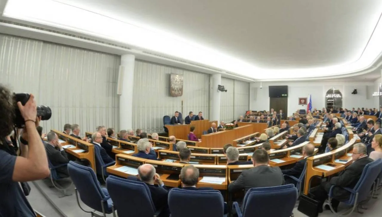 Senat obecnej kadencji. Opcje są dwie - to polityk PO lub PiS