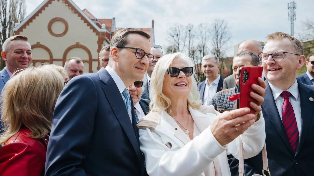 „Rząd Prawa i Sprawiedliwości opłaca się Polakom”. Premier Morawiecki mówi „dość” dzieleniu Polski na A i B