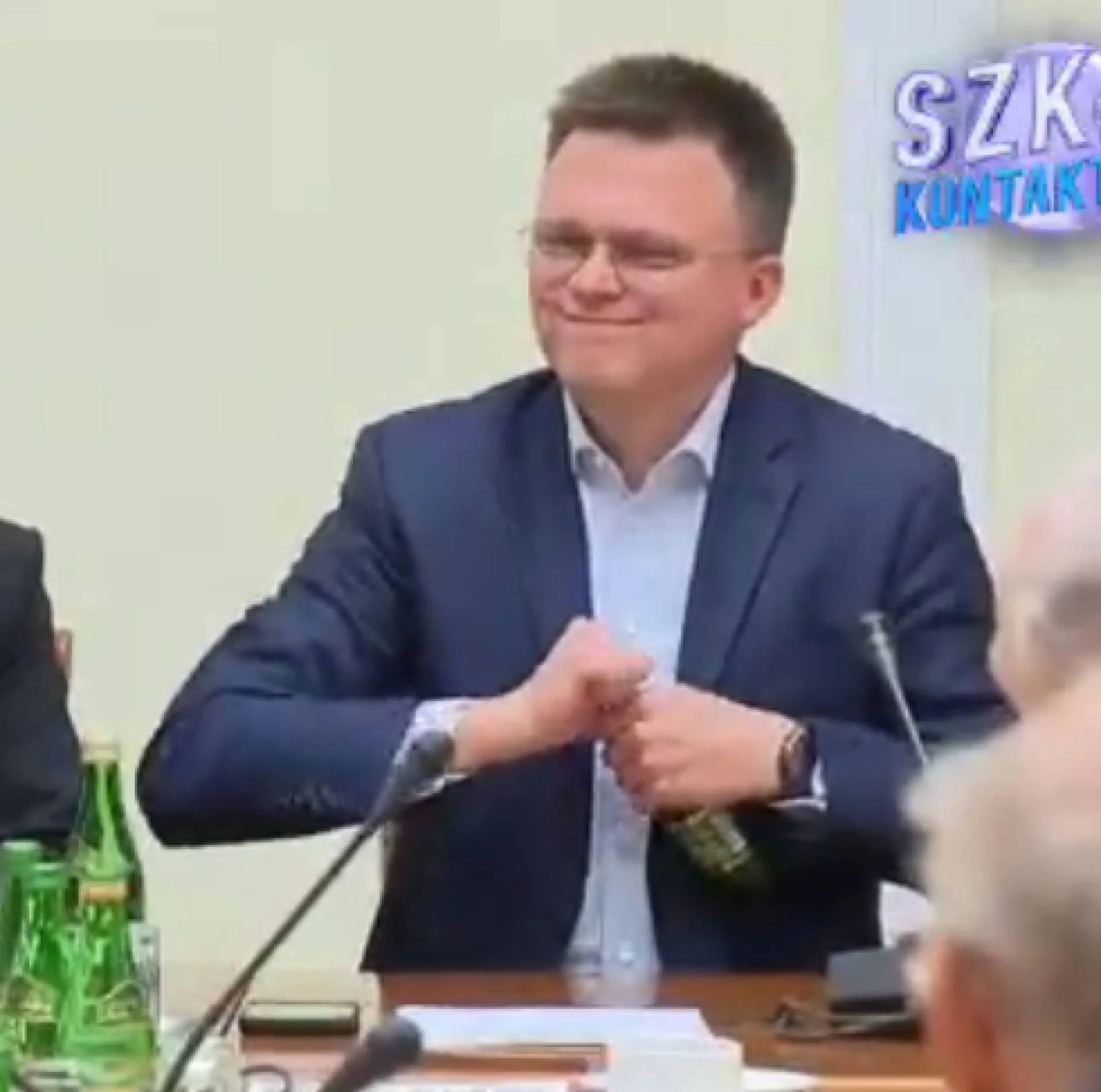 Hołownia kontra butelka