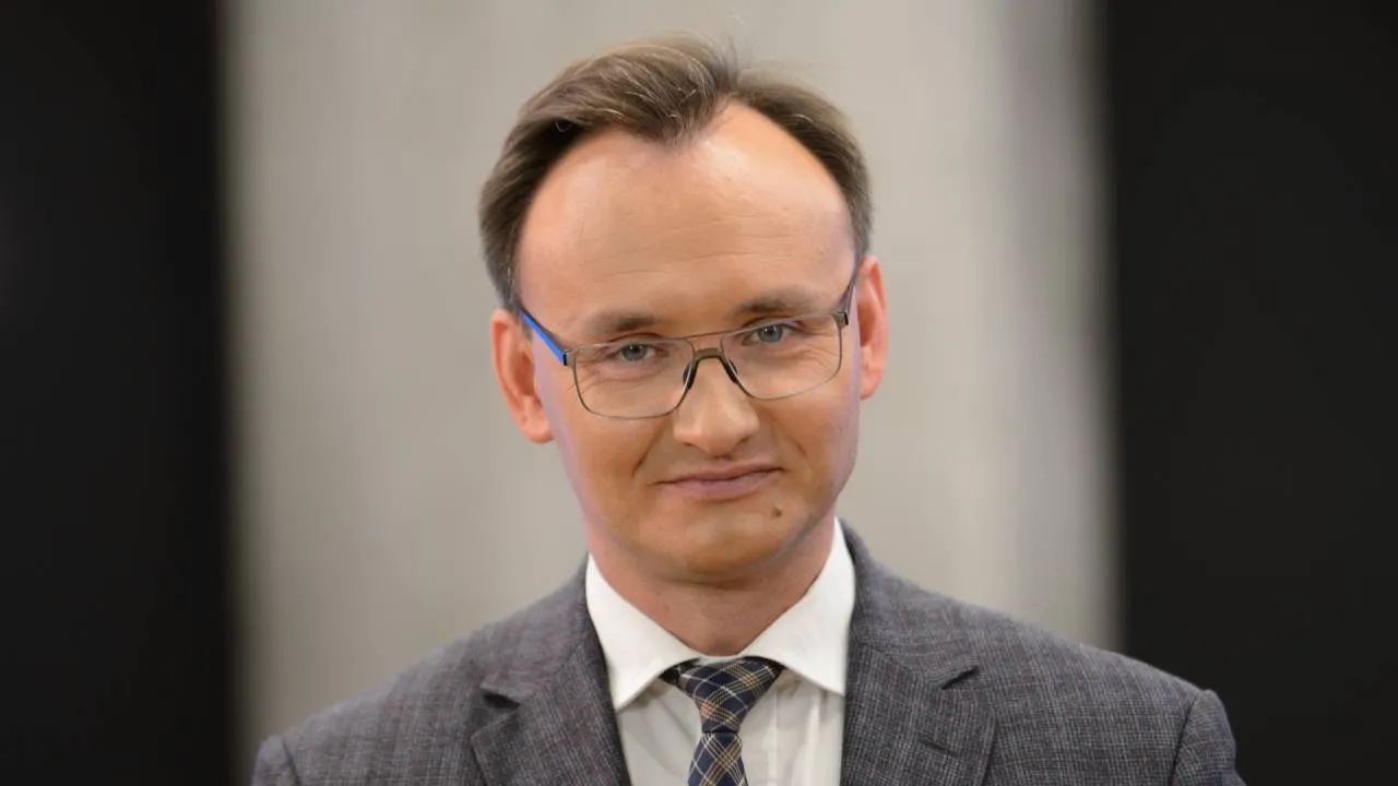 Sąd nawet nie porozmawiał z maltretowanym chłopcem. Rzecznik Praw Dziecka o szokujących szczegółach