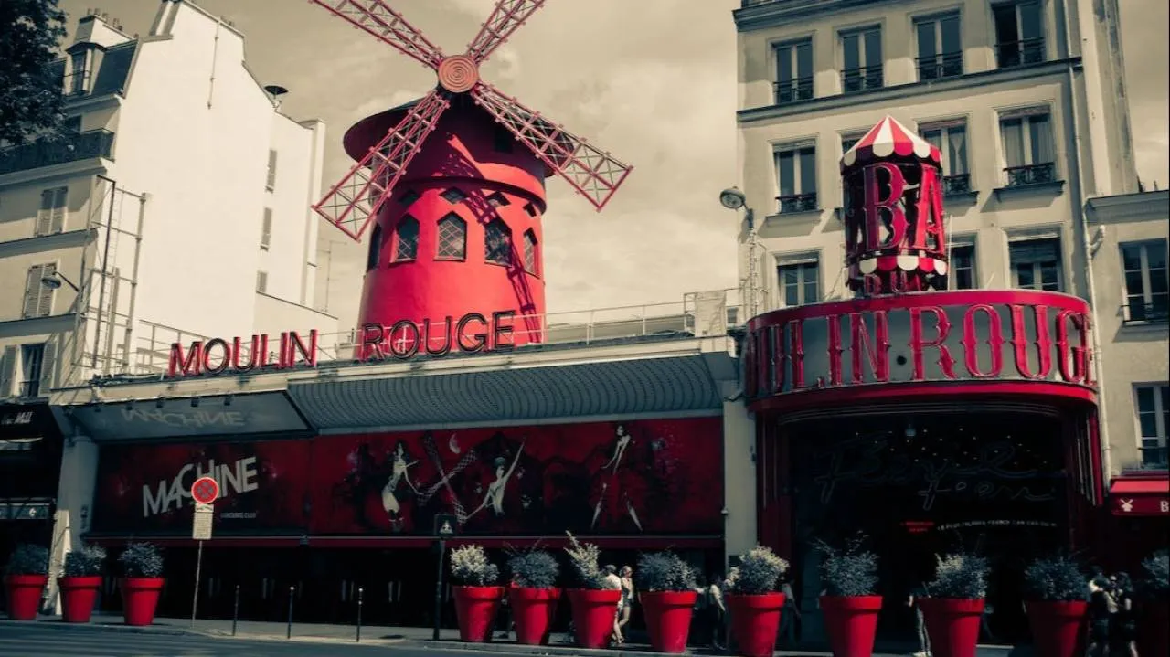 W kabarecie Moulin Rouge zmiany! Tancerki nie będą już występować z wężami