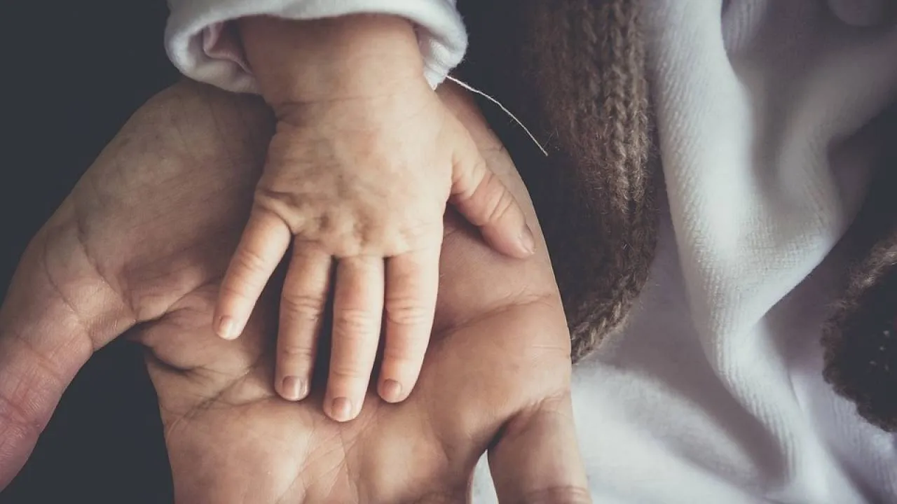 Nielegalne imigrantki na wyspach kupują... fałszywych ojców dla swych dzieci. Chodzi o prawo pobytu