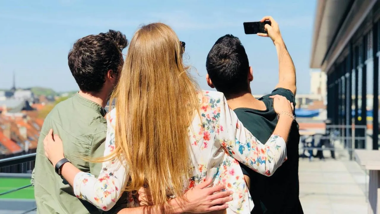 Selfie na słońcu to nienajlepszy pomysł. Okuliści alarmują: może spowodować uraz oczu