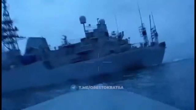 Ukraiński dron morski zbliżający się do rosyjskiego okrętu Iwan Churs