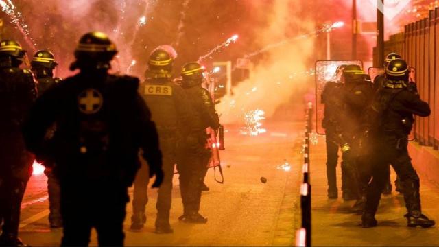 Francuska policja zmaga się z agresywnym tłumem