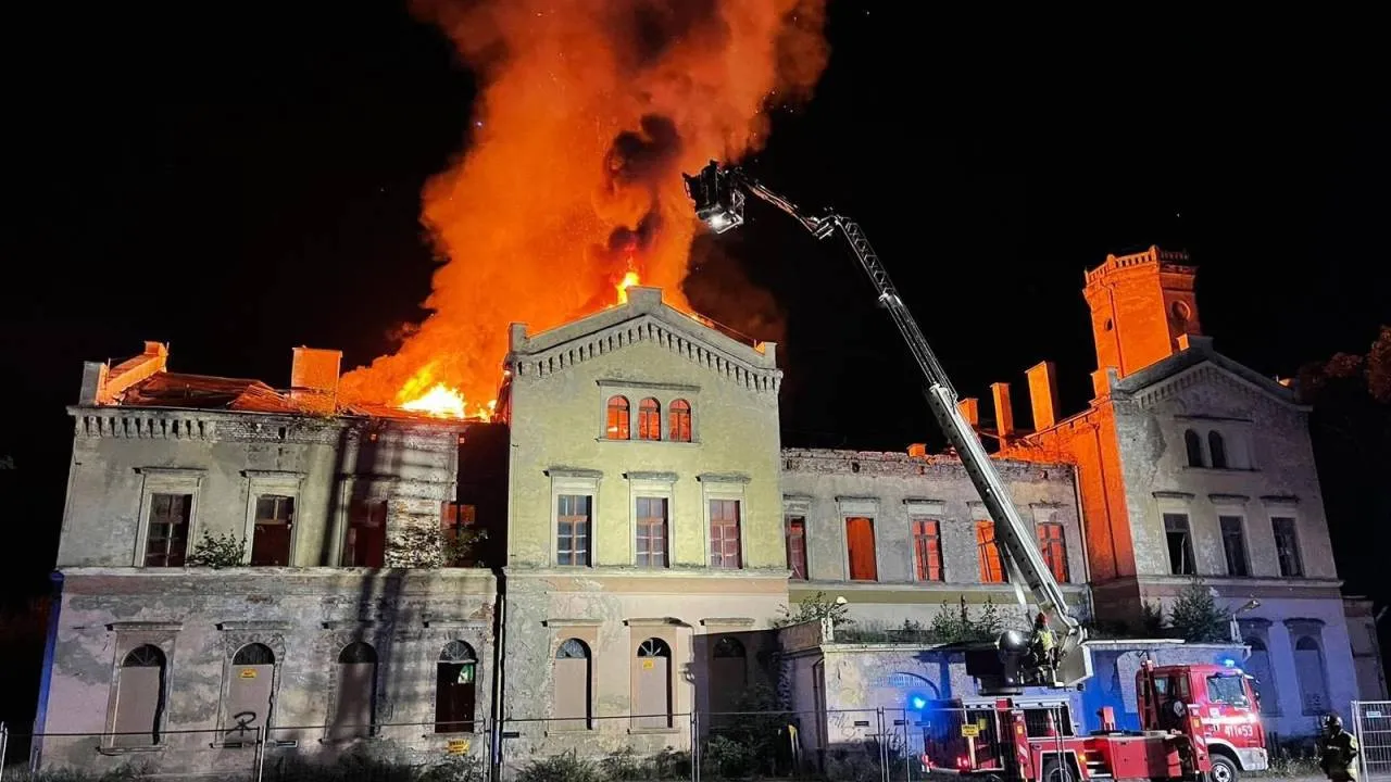 Spłonął zabytkowy dworzec w Głubczycach. Kowalski: Zwrócę się do premiera o pomoc w odbudowie