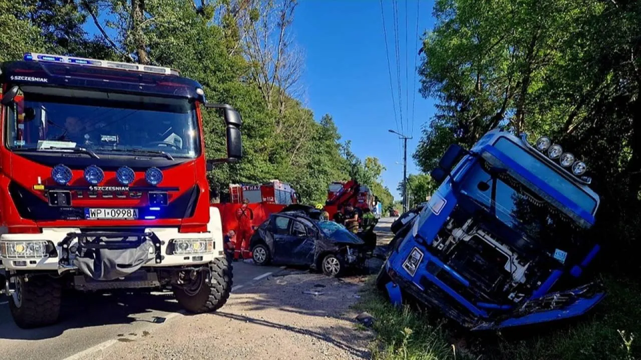 Tragedia w Tomicach: Auto zmiażdżone przez ciężarówkę. Jedna osoba nie żyje