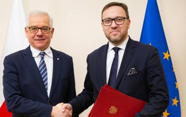 Bartosz Cichocki (z prawej) odbiera nominację na ambasadora RP w Kijowie od ówczesnego szefa MSZ, Jacka Czaputowicza