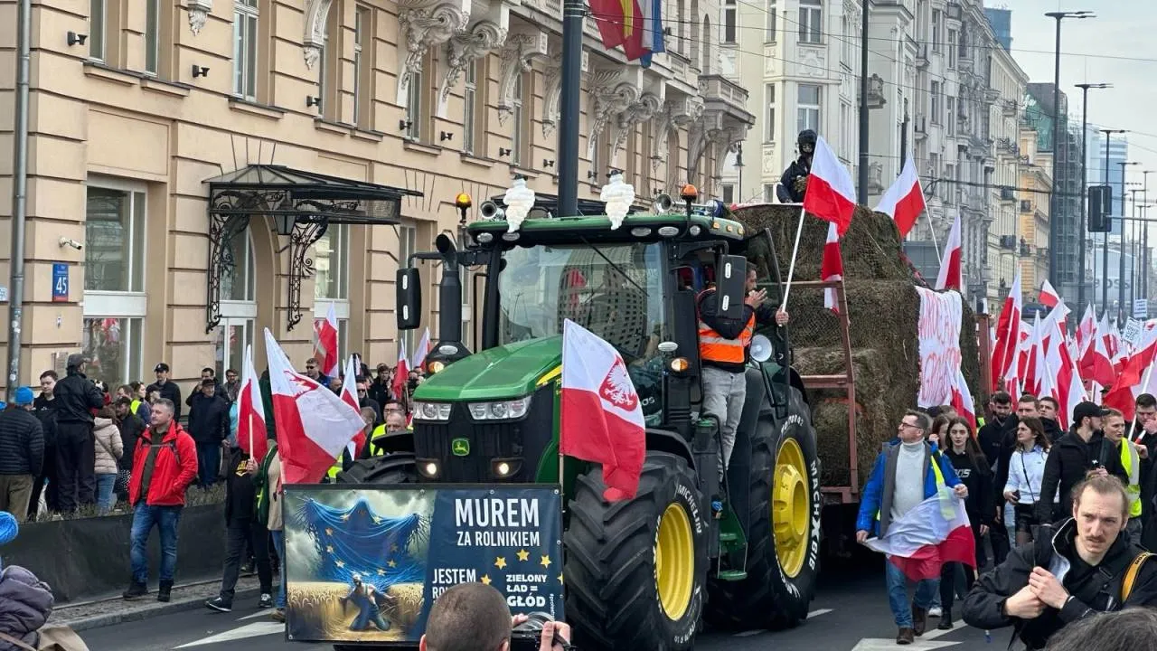 Rolnicy idą ulicami Warszawy pod Sejm RP. "Unijna polityka dobija rolnika" [FOTO]