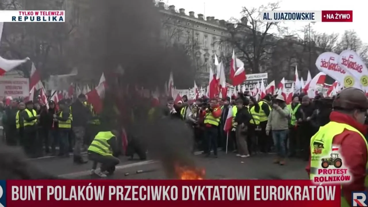 Tłumy protestujących w okolicach Sejmu i KPRM. Rozpalono ogień na Alejach Ujazdowskich