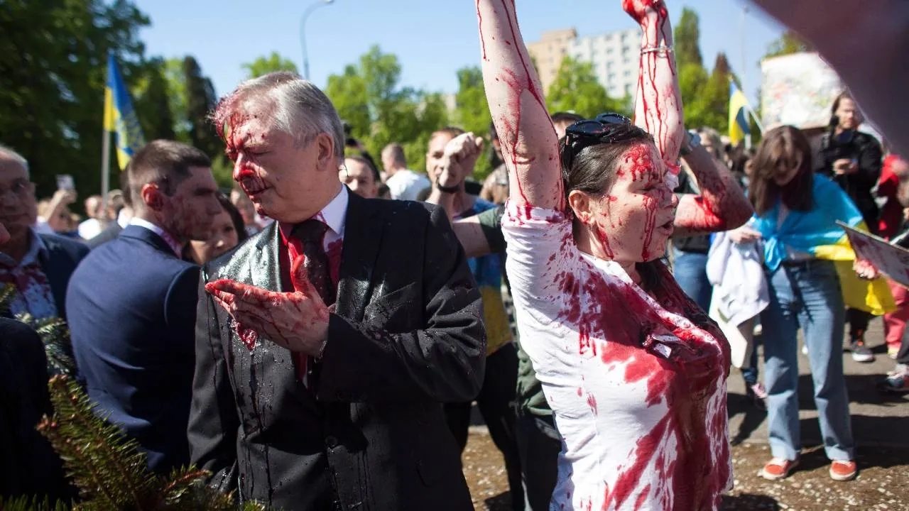 Decyzja moskiewskiego sądu po zdarzeniu w Warszawie. Ukrainka, która oblała Andriejewa, "zaocznie aresztowana"