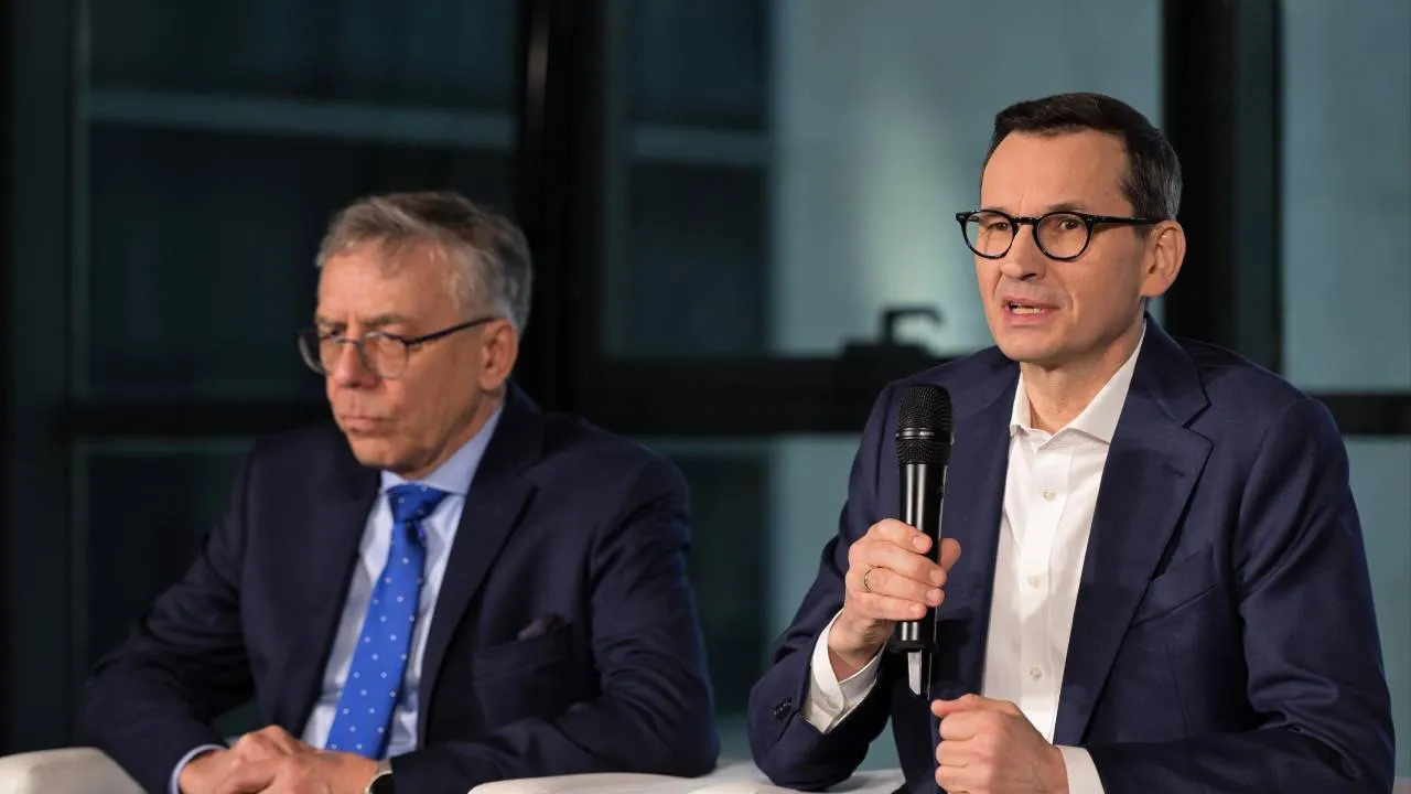 Morawiecki odrzuca teorię o "pieniądzach pod dywanem". "Za tym nie kryje się grosz prawdy"