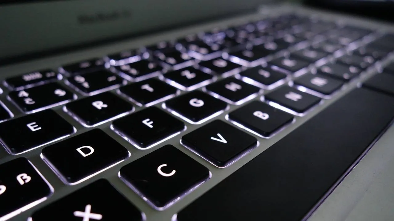 Chciał szybko zarobić w sieci. Oszuści wyprowadzili mu z konta prawie 400 tys. zł