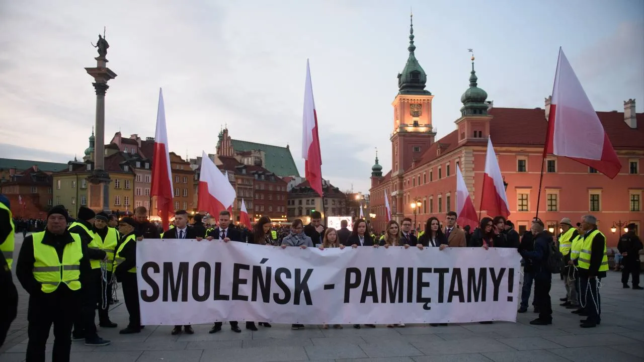 Marsz Pamięci ofiar tragedii smoleńskiej ruszył Krakowskim Przedmieściem