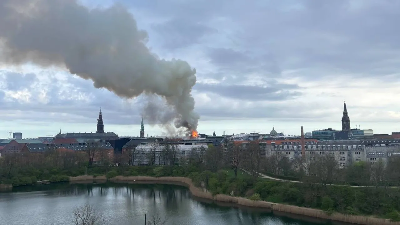 Płonie budynek Starej Giełdy w Kopenhadzie