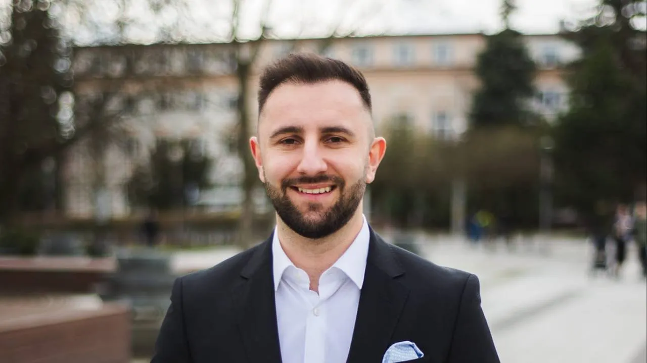 Zaskakujące zwycięstwo polityka Konfederacji w Bełchatowie. 32-latek pokonał dotychczasową prezydent