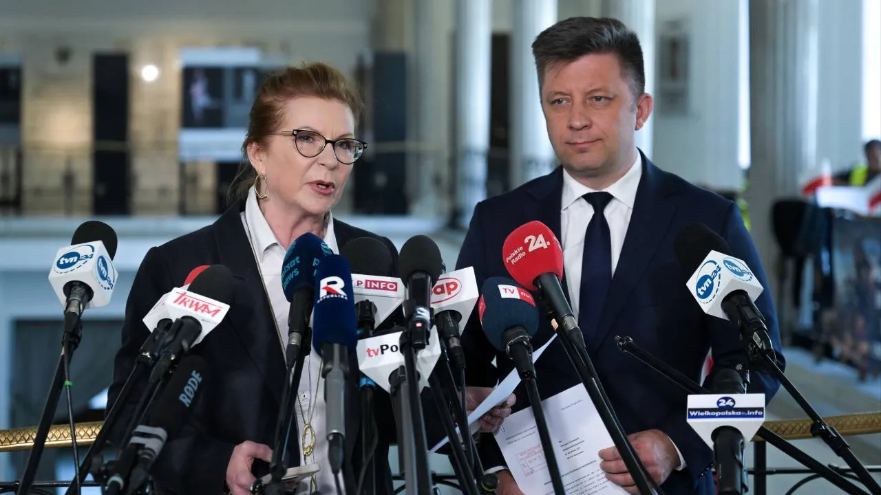 Trzaskowski rozpoczyna walkę z krzyżem. Posłowie PiS złożyli wniosek do wojewody