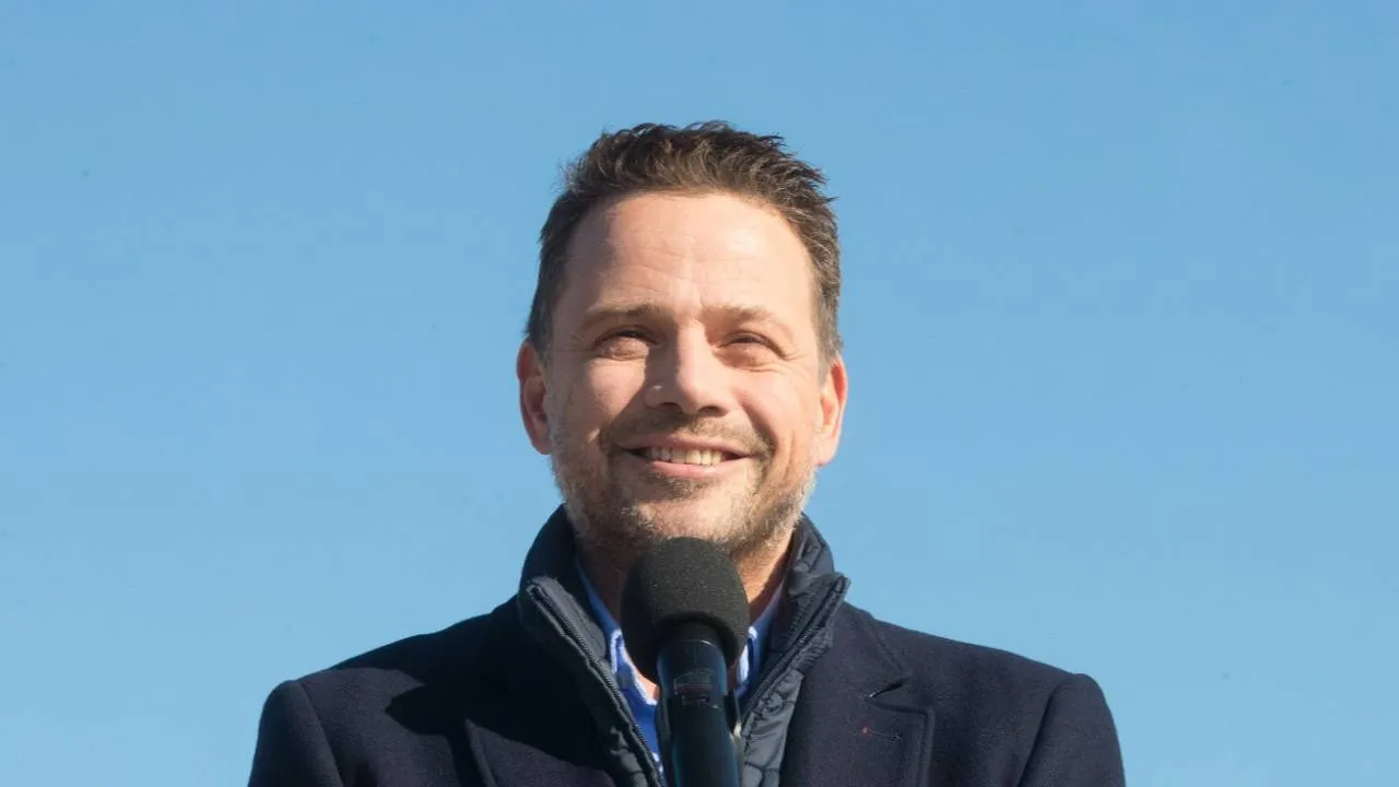 Trzaskowski walczy z krzyżami. RPO zabrał głos, ale... problemu nie widzi